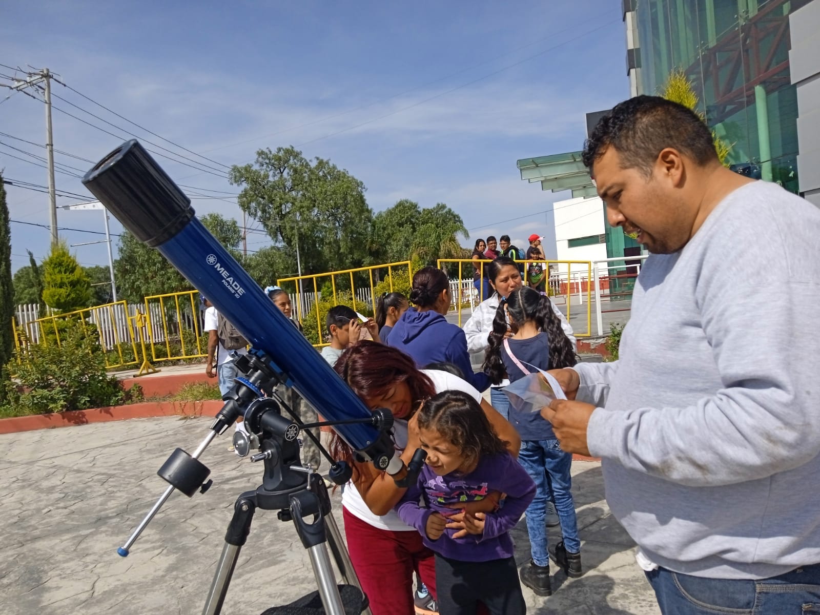 1697319442 321 FAMILIAS CHIMALHUAQUENSES DISFRUTAN OBSERVACION DE ECLIPSE SOLAR ANULAR EN PLANE