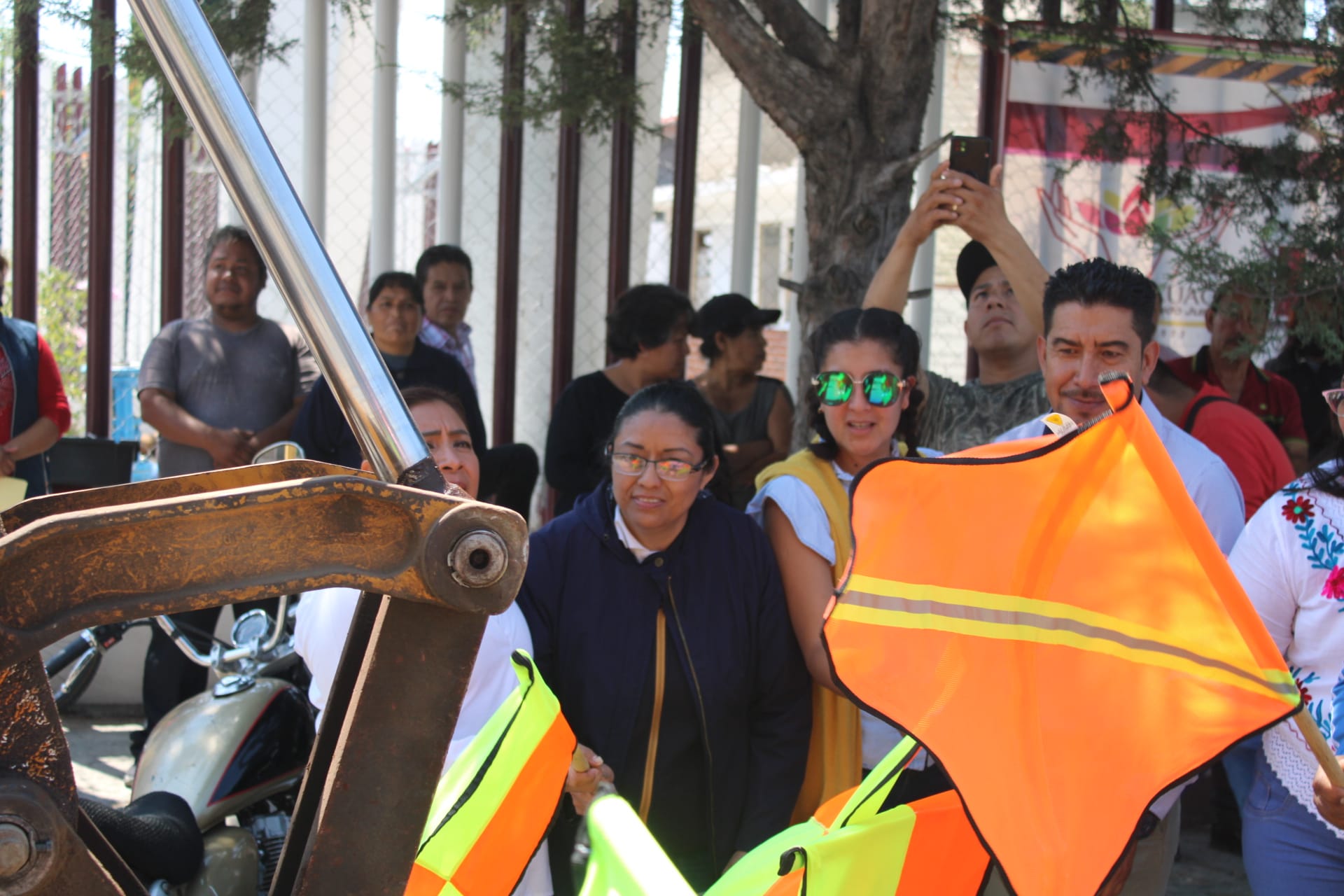 1697319515 970 Nuestra Alcaldesa Lic Agustina Catalina Velasco Vicuna realizo el banderazo