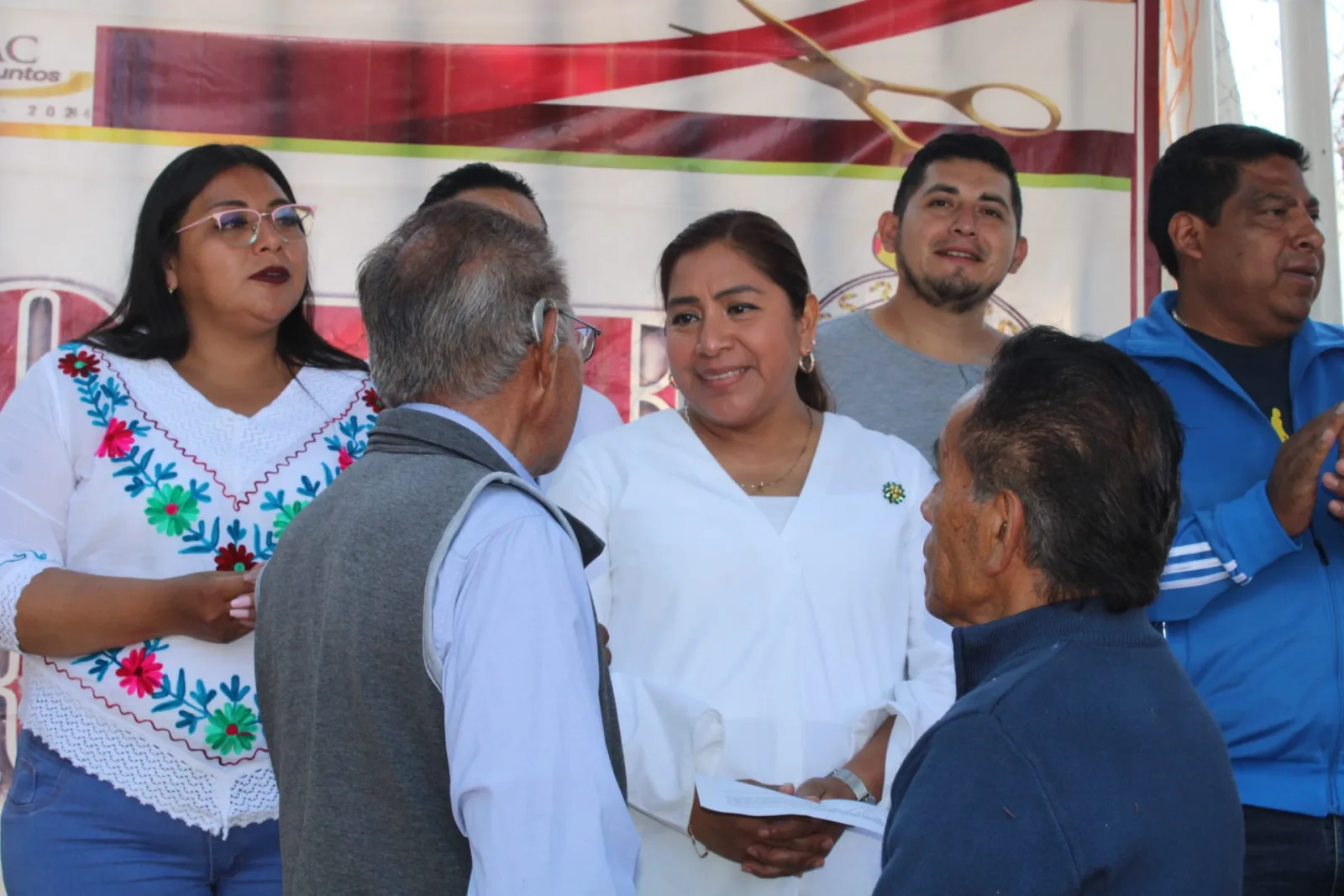 1697319540 Nuestra Alcaldesa Lic Agustina Catalina Velasco Vicuna realizo el banderazo scaled