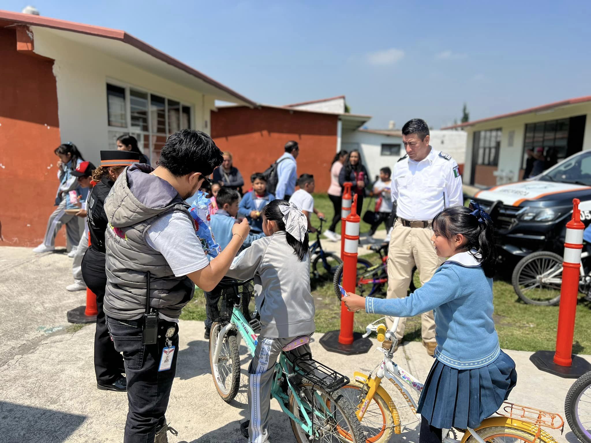 1697379533 729 FeriaPorTuSeguridad La escuela primaria Vasco de Quiroga recibio a