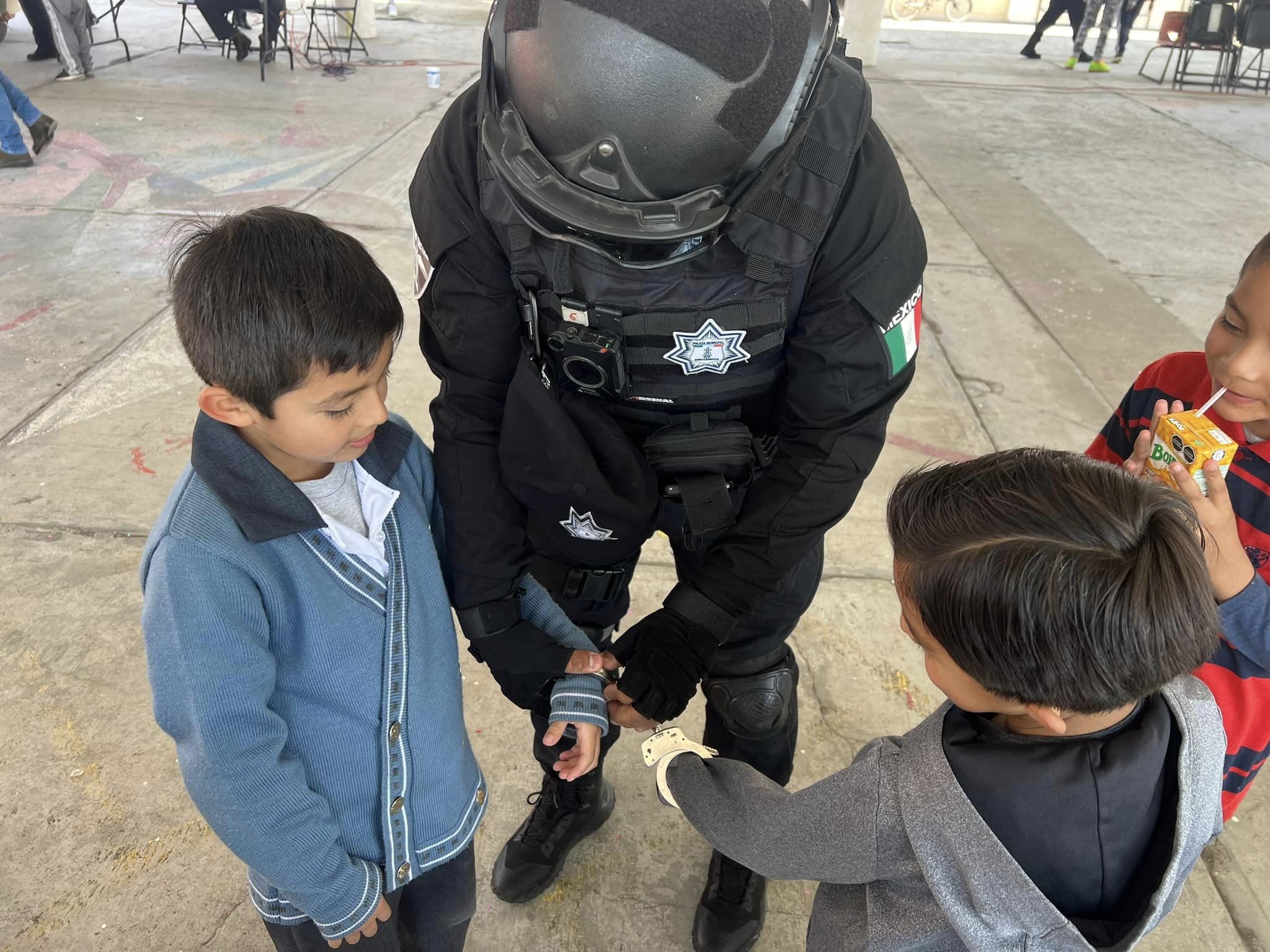 1697379546 771 FeriaPorTuSeguridad La escuela primaria Vasco de Quiroga recibio a