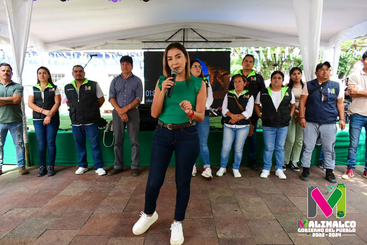 1697400472 En representacion del alcalde Juan Leonardez el secretario del Ayuntamiento jpg