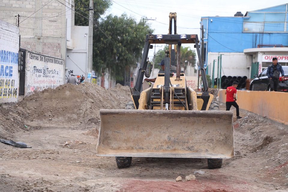 1697405353 148 ¡Continuamos con la Pavimentacion de Calle Leona Vicario en el