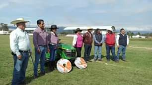 1697493972 Se entrega tractopodadora a personal del Instituto del Deporte Otzolotepec