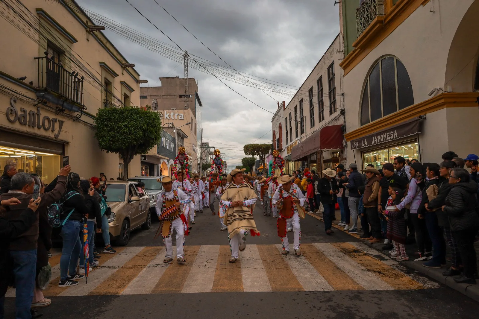 1697495936 Imagenes del Desfile de cuadrillas y el espectaculo de pirotecnia jpg