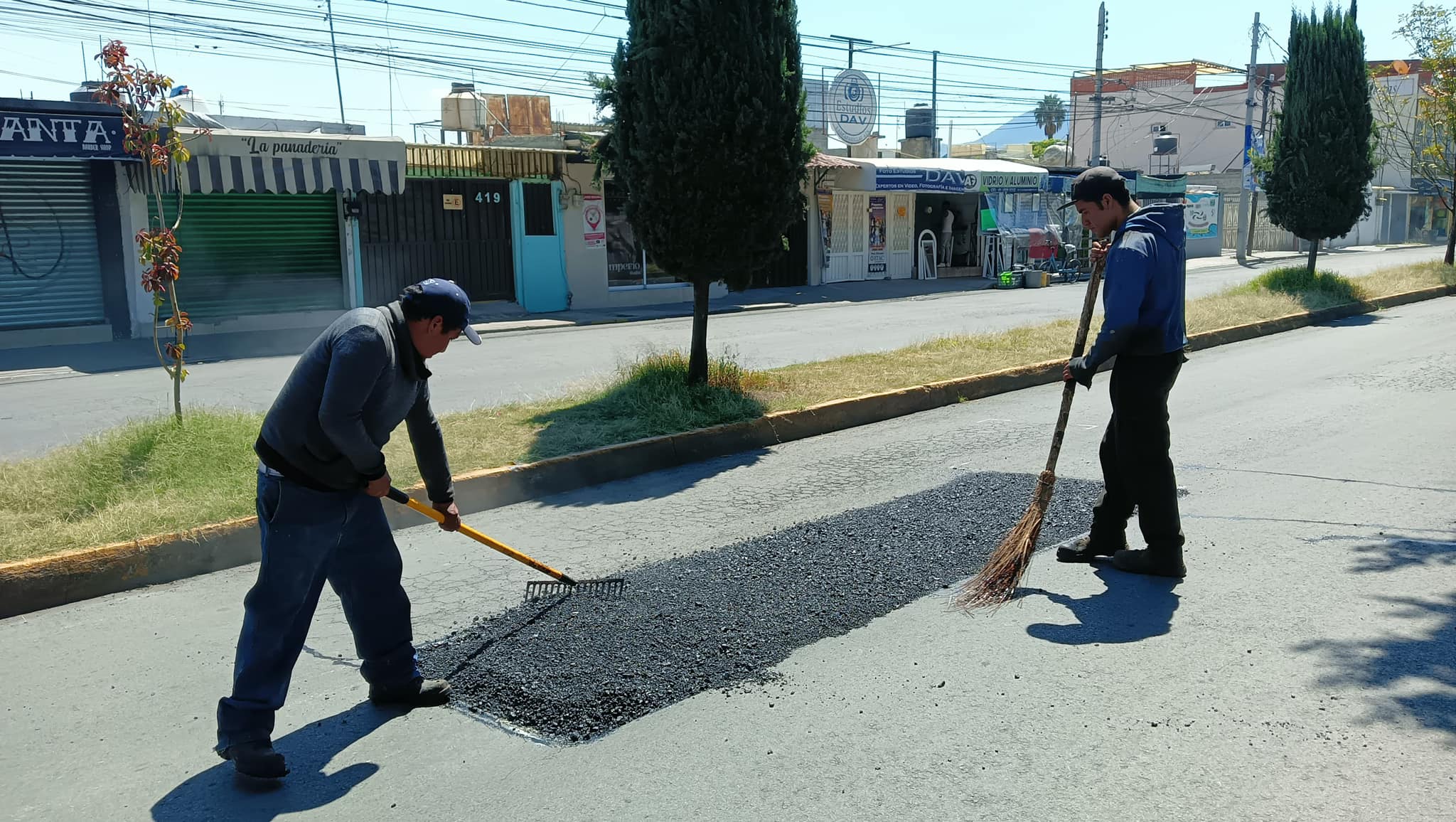 1697498303 530 Realizamos labores de bacheo en Calle Panelillos esquina con Av