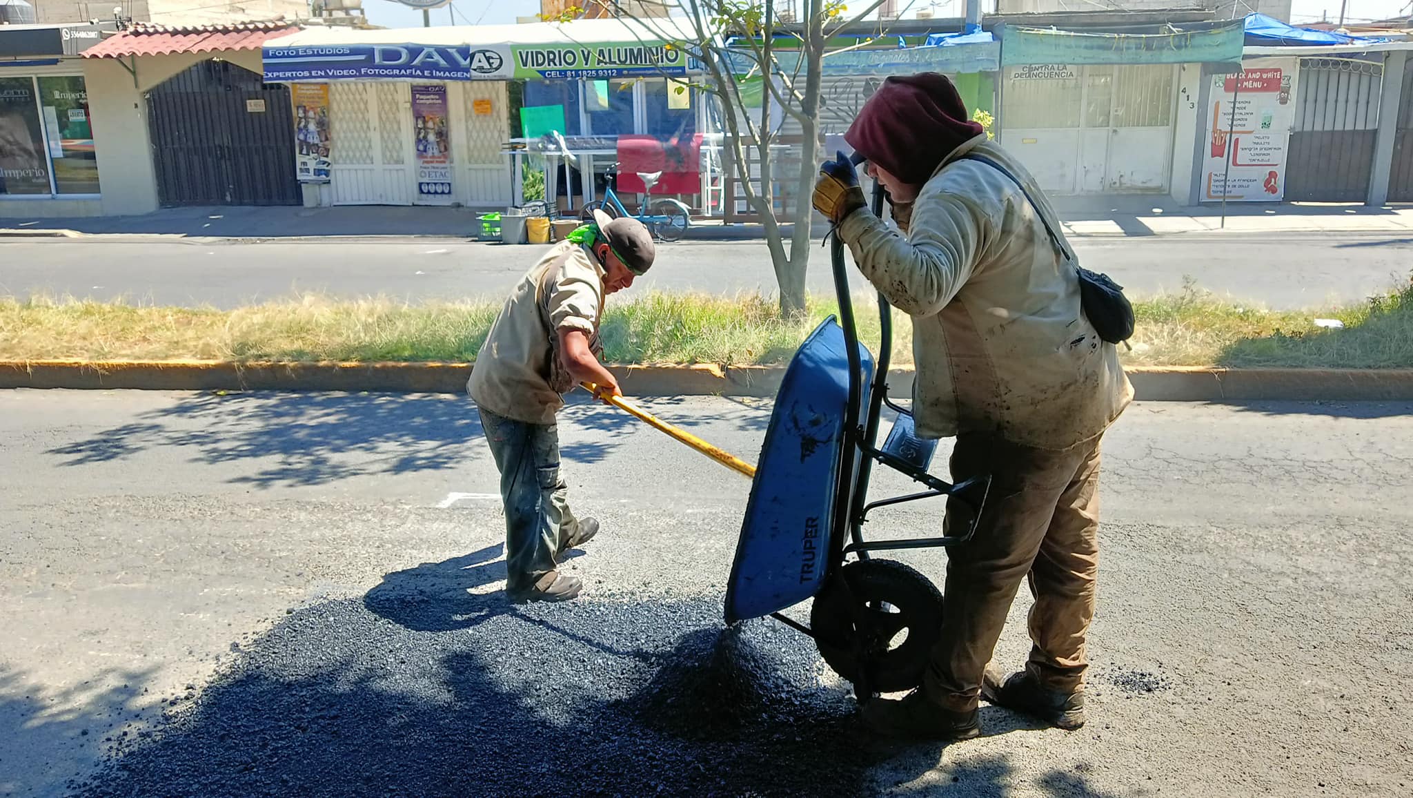 1697498309 216 Realizamos labores de bacheo en Calle Panelillos esquina con Av