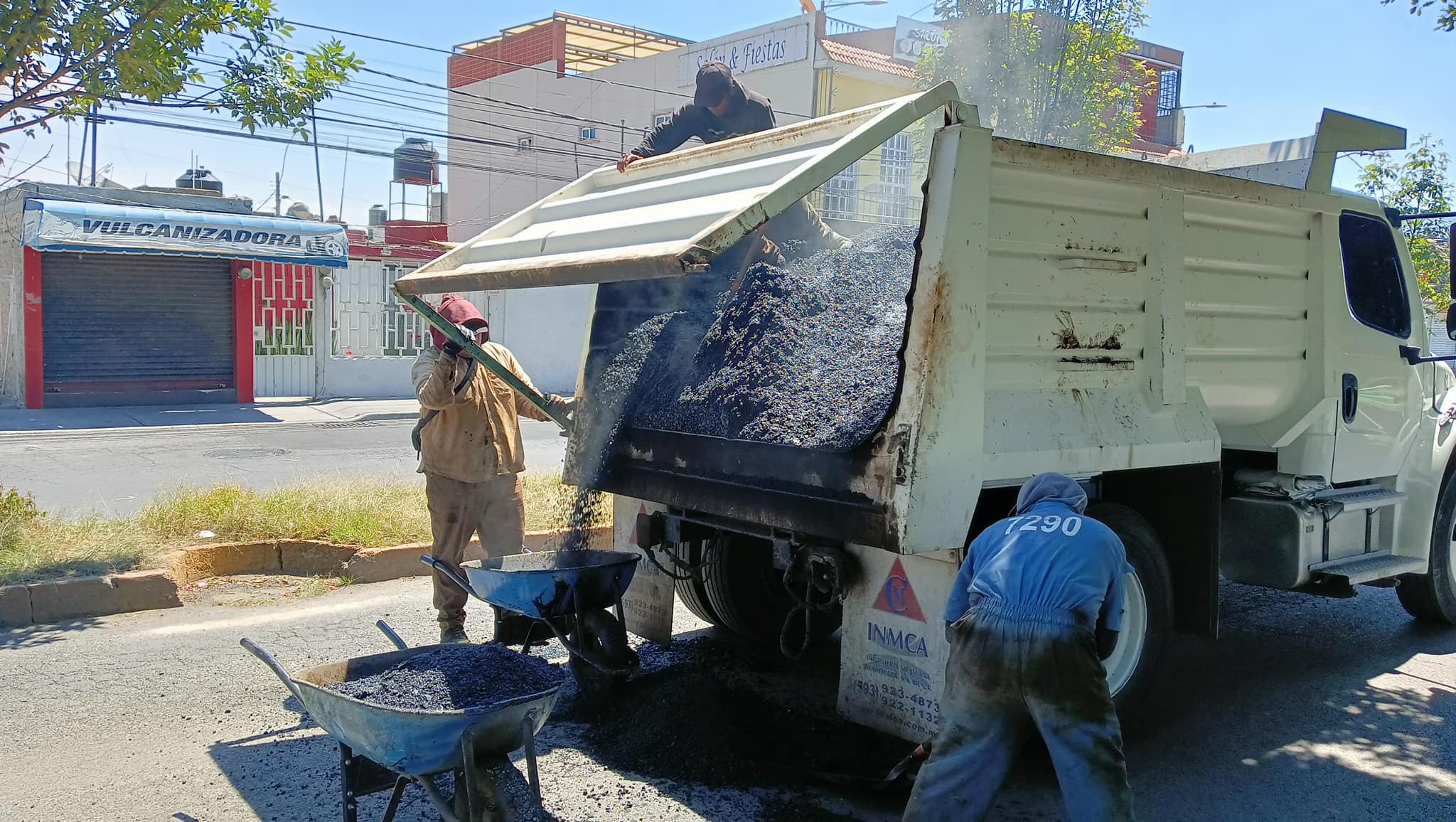 1697498315 205 Realizamos labores de bacheo en Calle Panelillos esquina con Av