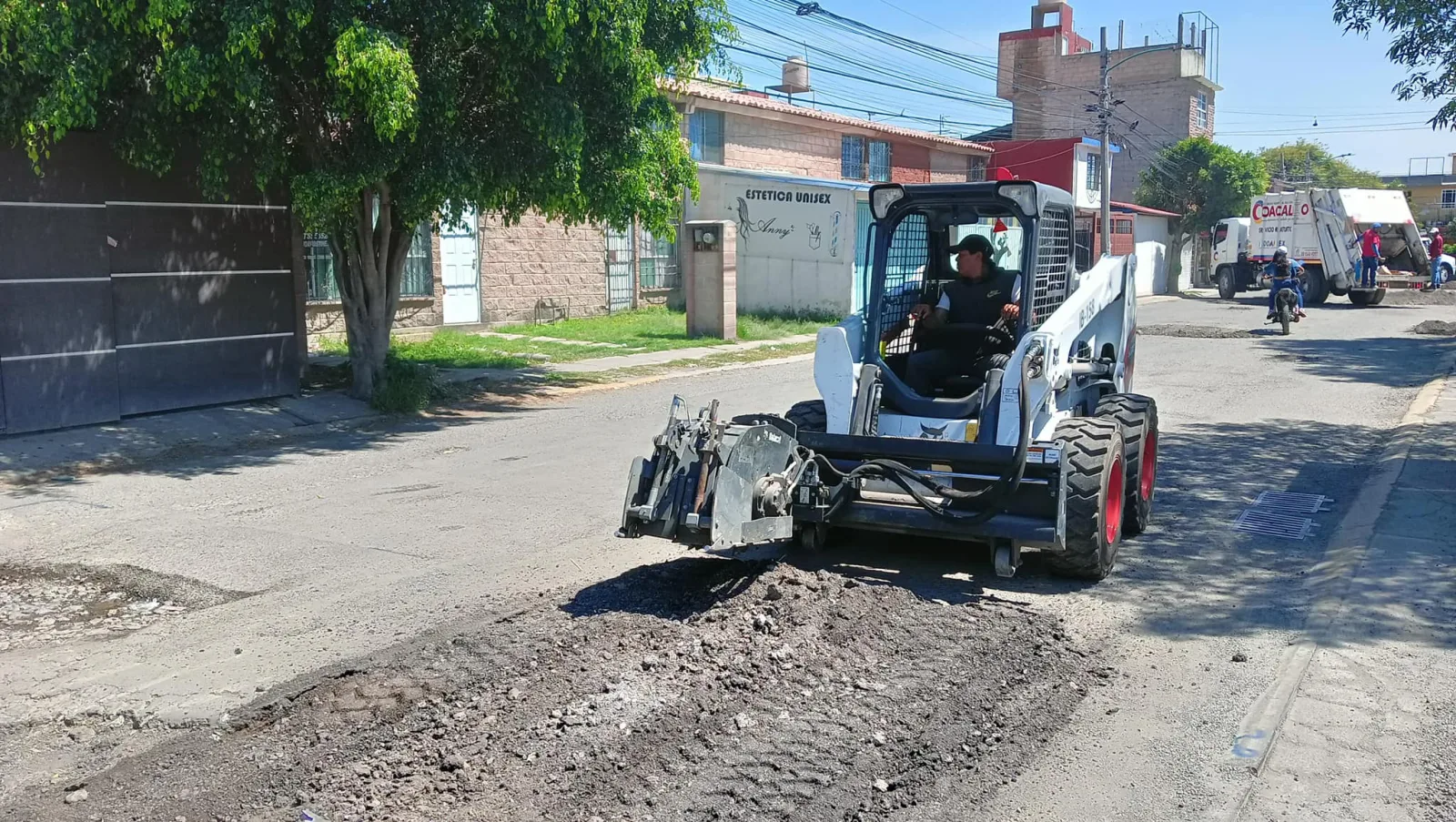 1697498339 Realizamos labores de bacheo en Calle Panelillos esquina con Av scaled