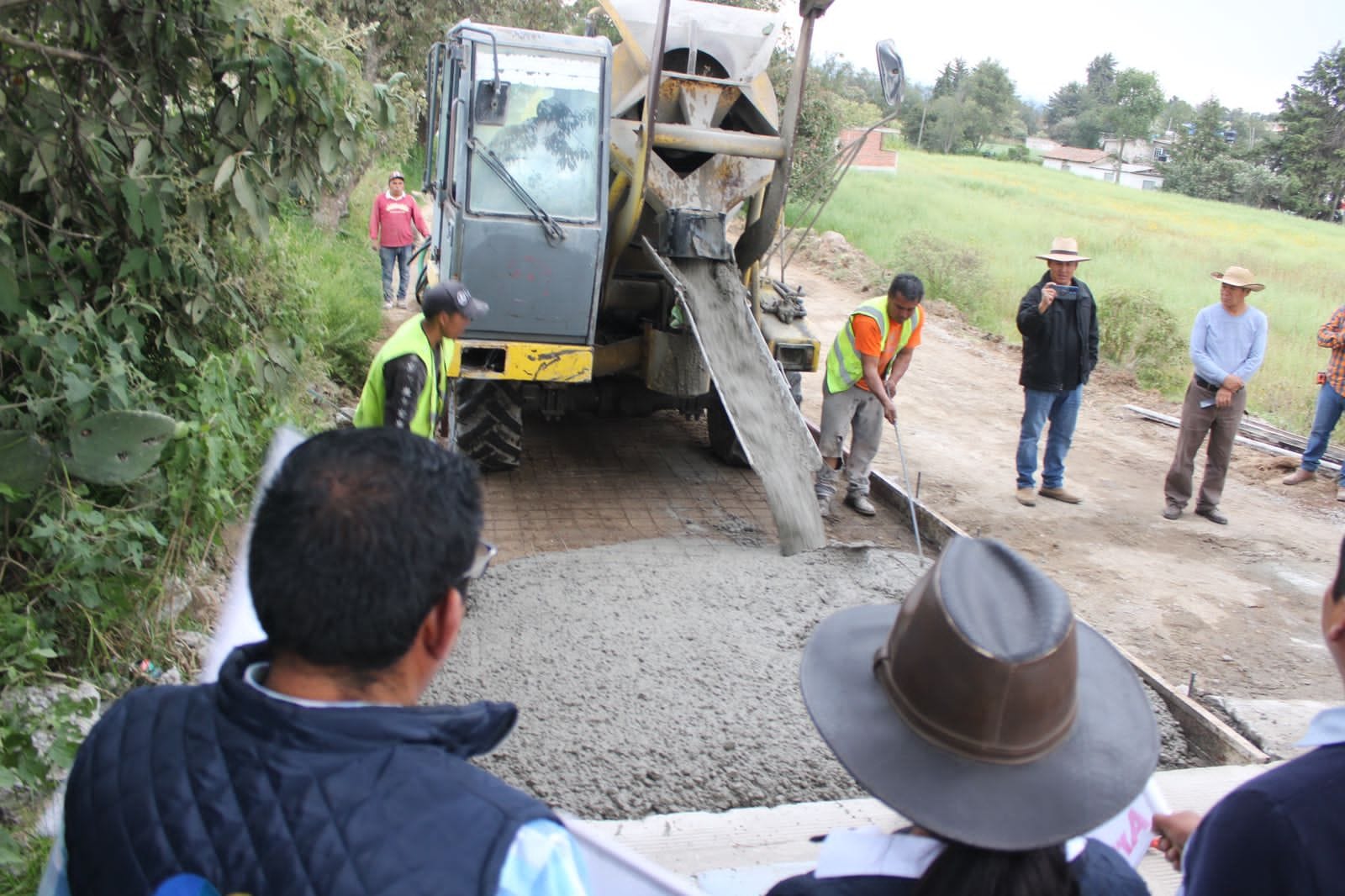 1697551708 292 Continuamos trabajando en Barrio Cuarto con la construccion del concreto