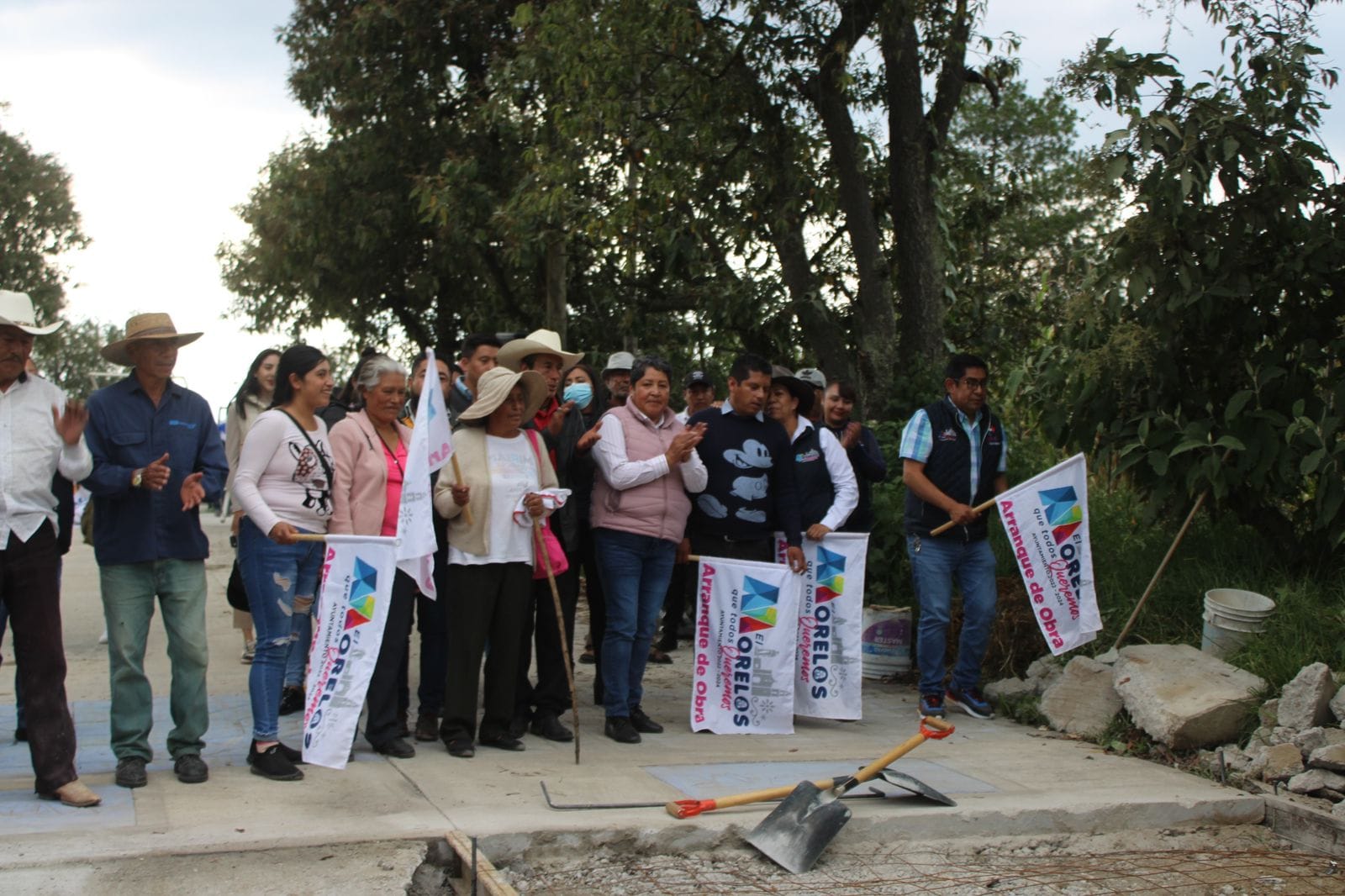 1697551714 477 Continuamos trabajando en Barrio Cuarto con la construccion del concreto