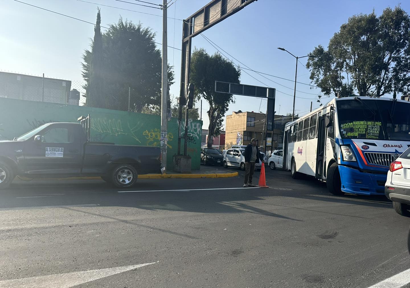 1697554333 204 Toma precauciones Se realiza pinta de guarniciones y balizamiento sobre