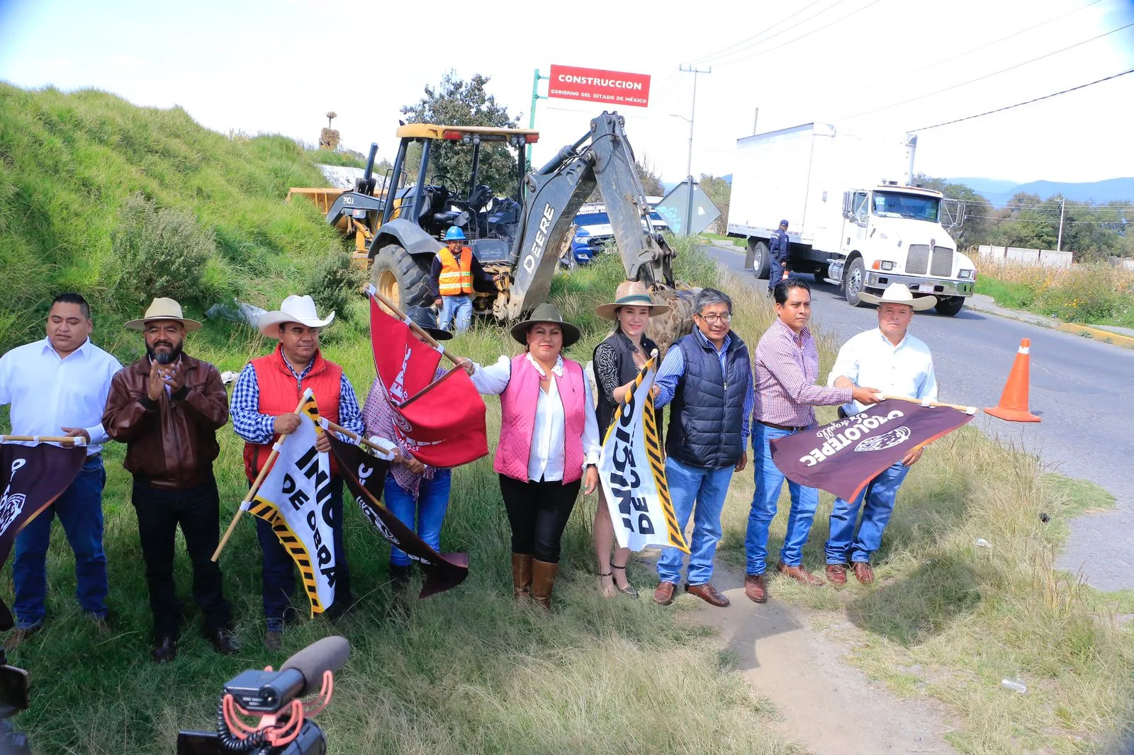 1697558692 Iniciamos ampliacion de alumbrado y rehabilitacion de guarniciones y banquetas jpg