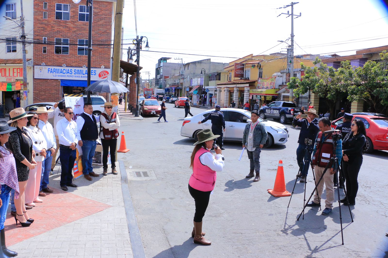 1697565921 690 En marcha la rehabilitacion con concreto hidraulico de calle Benito