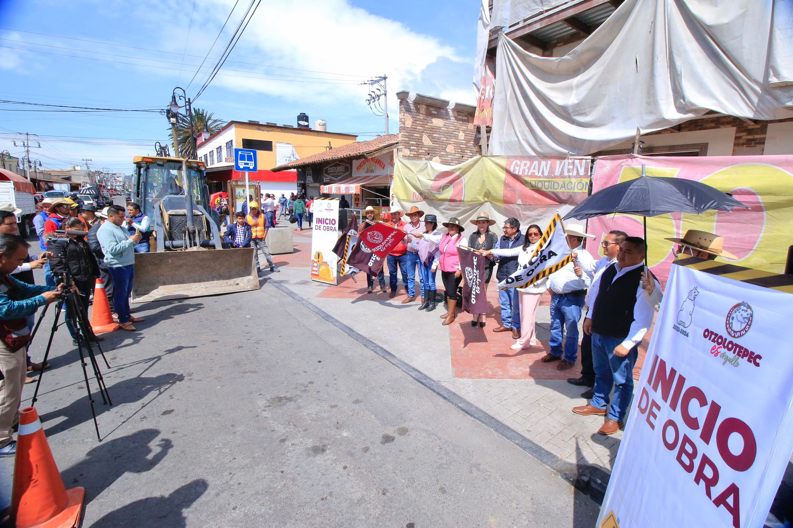 1697565926 647 En marcha la rehabilitacion con concreto hidraulico de calle Benito