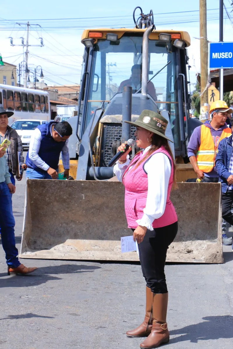 1697565932 317 En marcha la rehabilitacion con concreto hidraulico de calle Benito