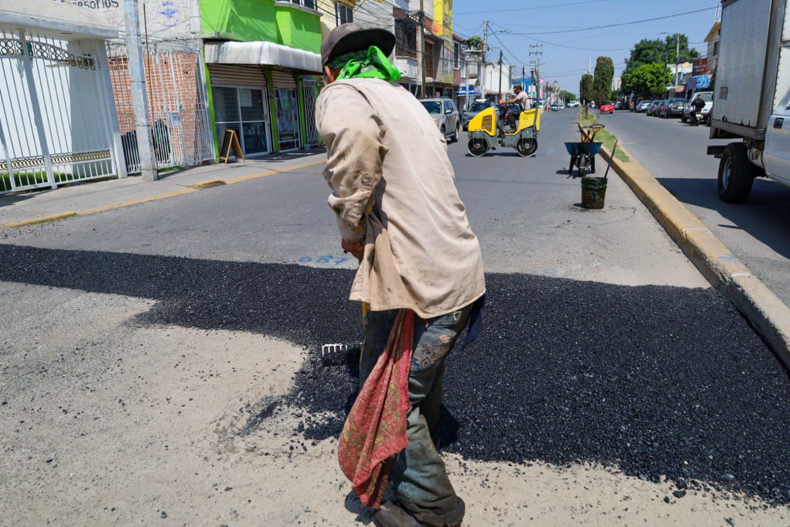 1697570242 100 Toma precauciones Se realizan trabajos de bacheo en Av Zarzaparrillas