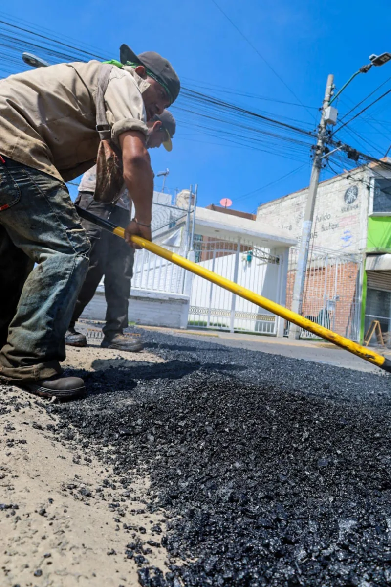 1697570248 826 Toma precauciones Se realizan trabajos de bacheo en Av Zarzaparrillas