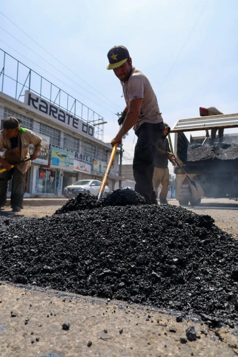 1697570255 921 Toma precauciones Se realizan trabajos de bacheo en Av Zarzaparrillas