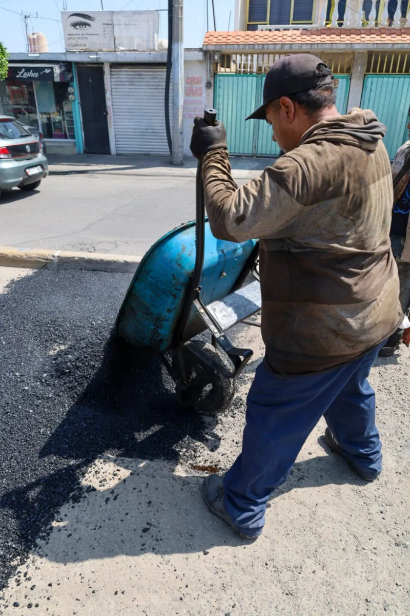 1697570261 817 Toma precauciones Se realizan trabajos de bacheo en Av Zarzaparrillas