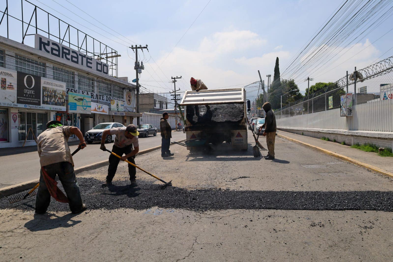 1697570283 Toma precauciones Se realizan trabajos de bacheo en Av Zarzaparrillas