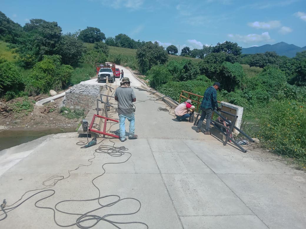 1697579131 Avanzamos en la terminacion de pavimentando de carretera con concreto