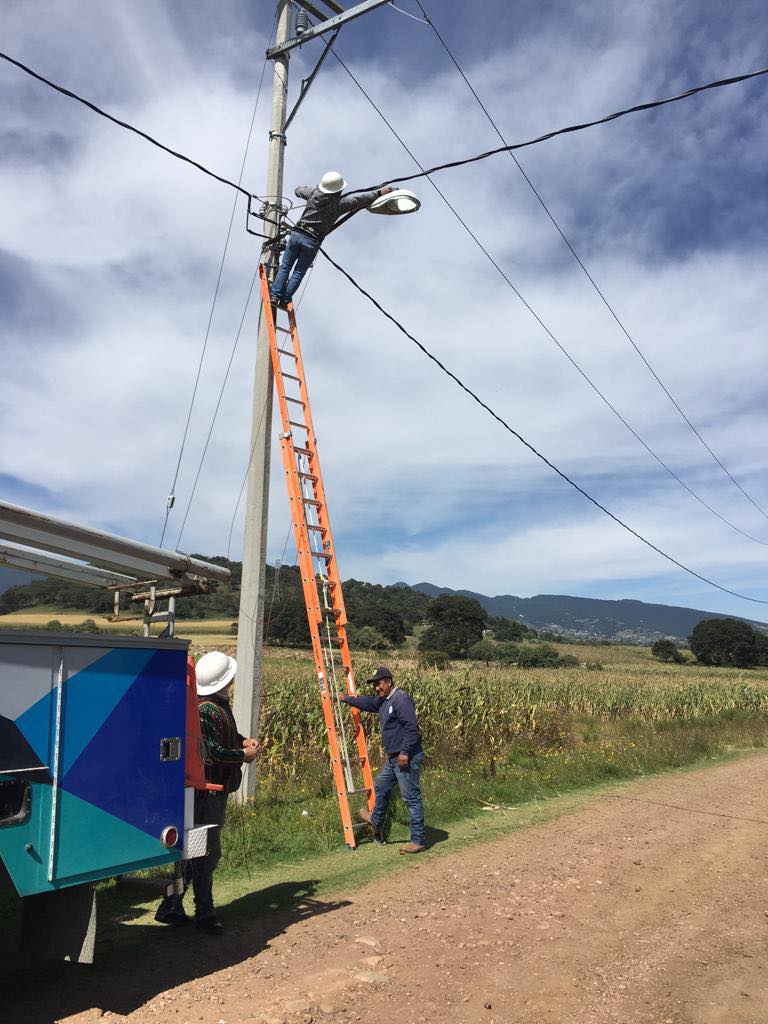 1697638175 330 Diariamente trabajamos en el mantenimiento y reparacion de luminarias estuvimos