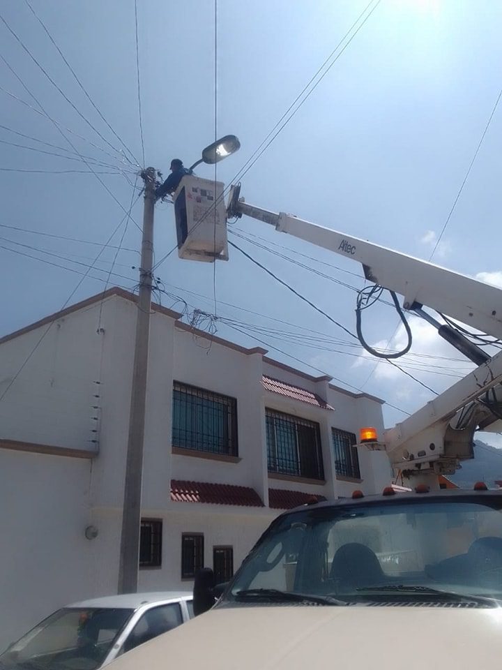 1697640075 573 Personal de Alumbrado y Electrificacion trabajo en la reparacion y