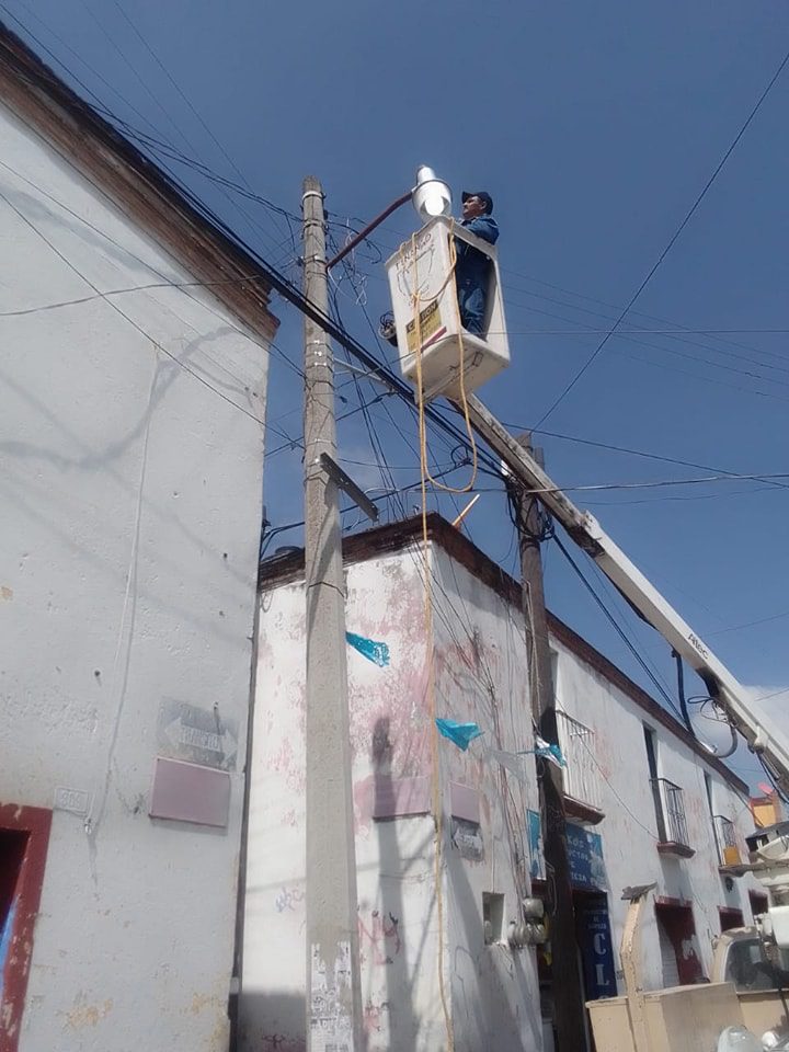 1697640080 96 Personal de Alumbrado y Electrificacion trabajo en la reparacion y