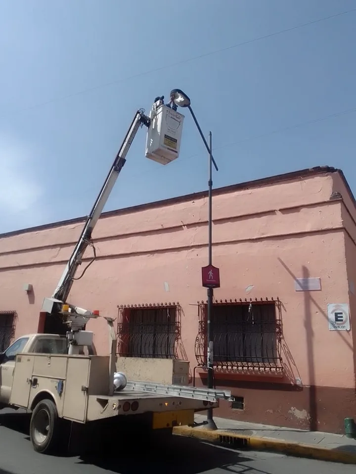 1697640097 Personal de Alumbrado y Electrificacion trabajo en la reparacion y jpg