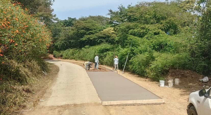 1697651045 Avanzamos en la construccion del concreto hidraulico en carretera hacia