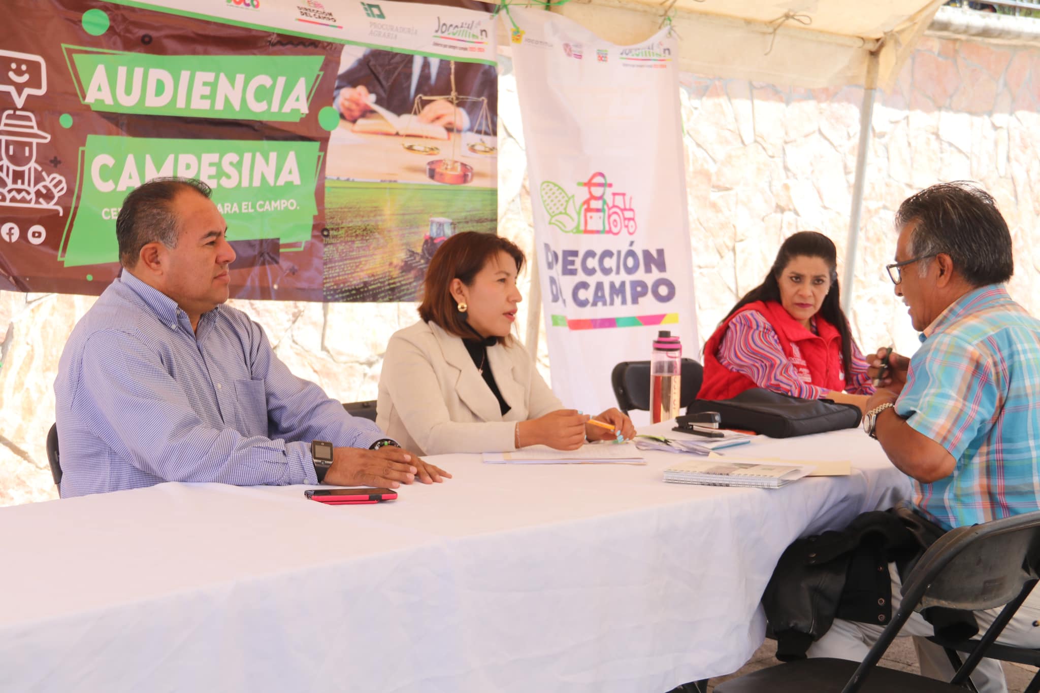 1697655792 123 Continua la audiencia campesina en la plaza civica de la