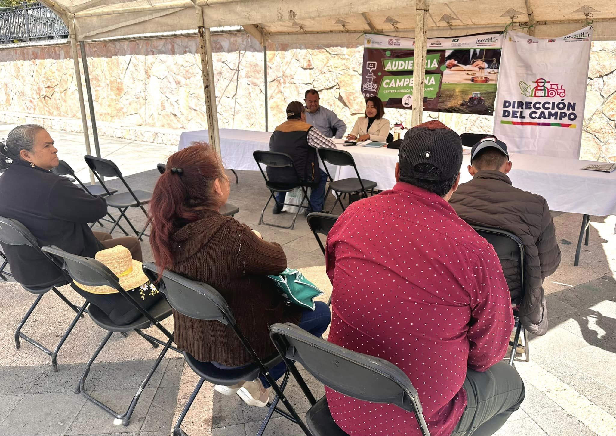 1697655798 675 Continua la audiencia campesina en la plaza civica de la