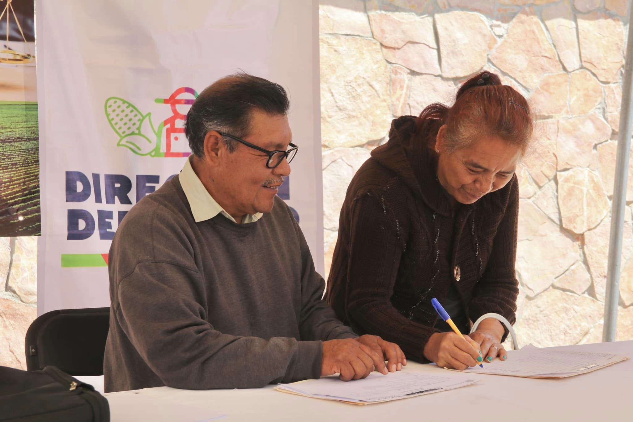 1697655812 860 Continua la audiencia campesina en la plaza civica de la