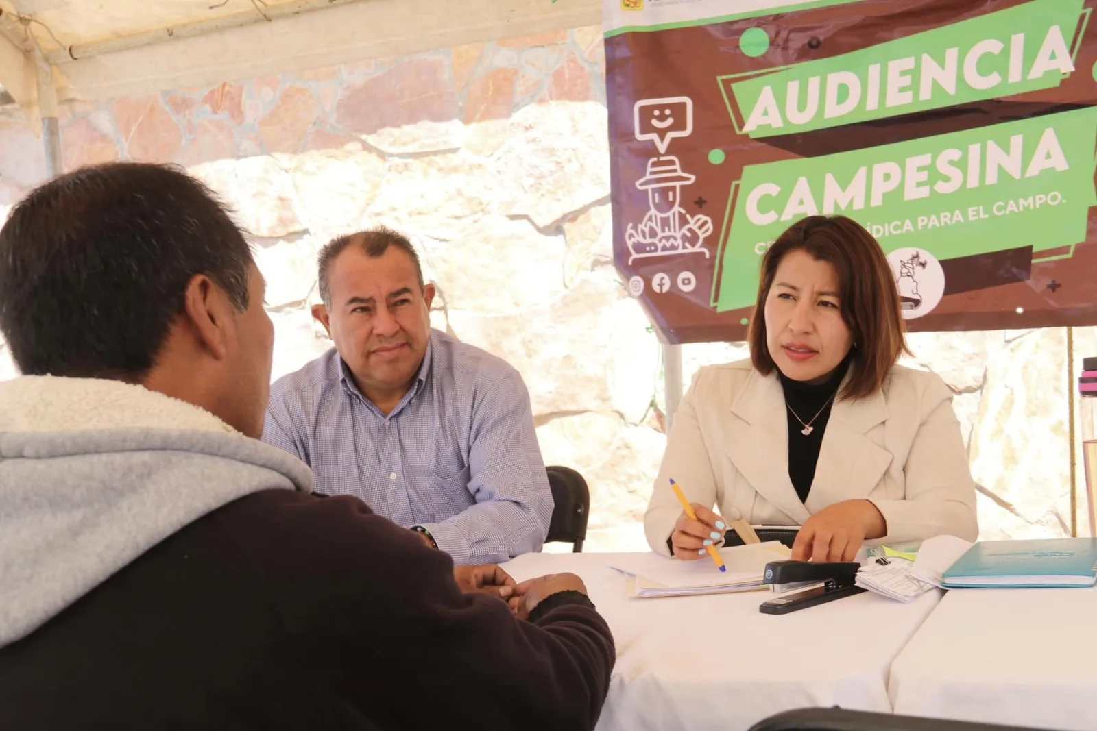 1697655839 Continua la audiencia campesina en la plaza civica de la scaled