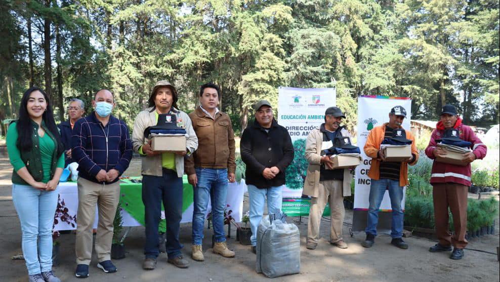 1697657768 889 Entrega de equipo uniformes y material de trabajo a la