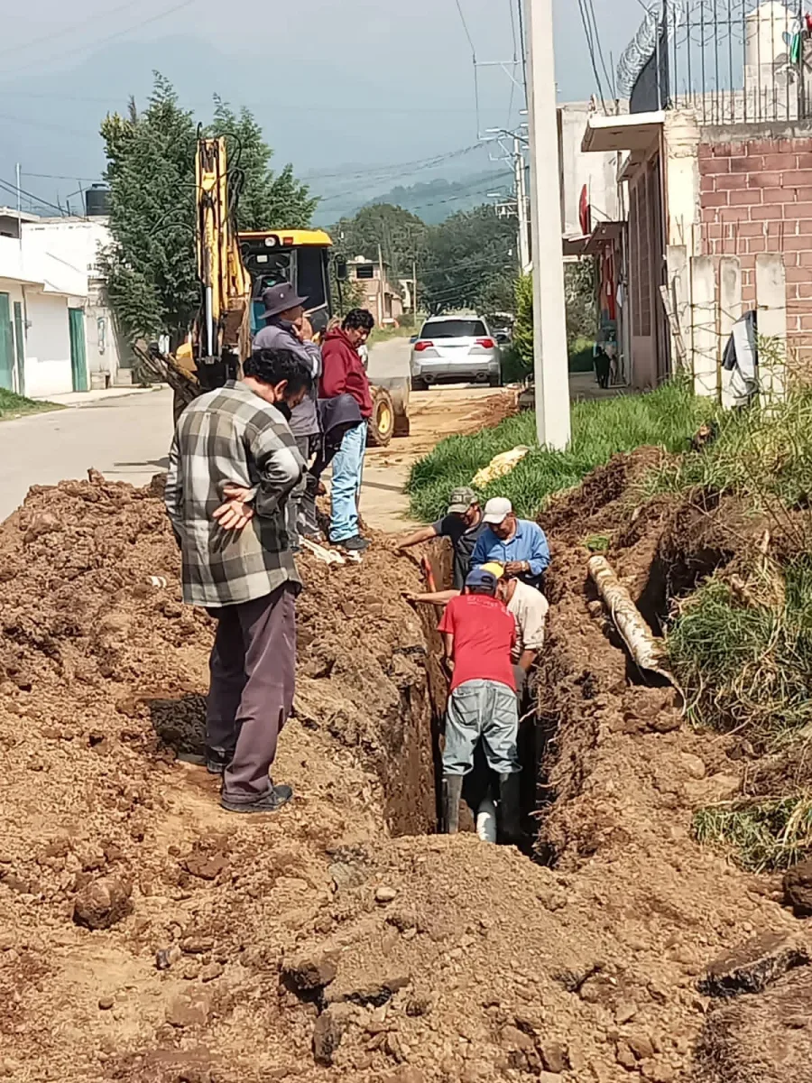 1697658405 AguaPotableYAlcantarillado Llevamos a cabo la reparacion de la linea