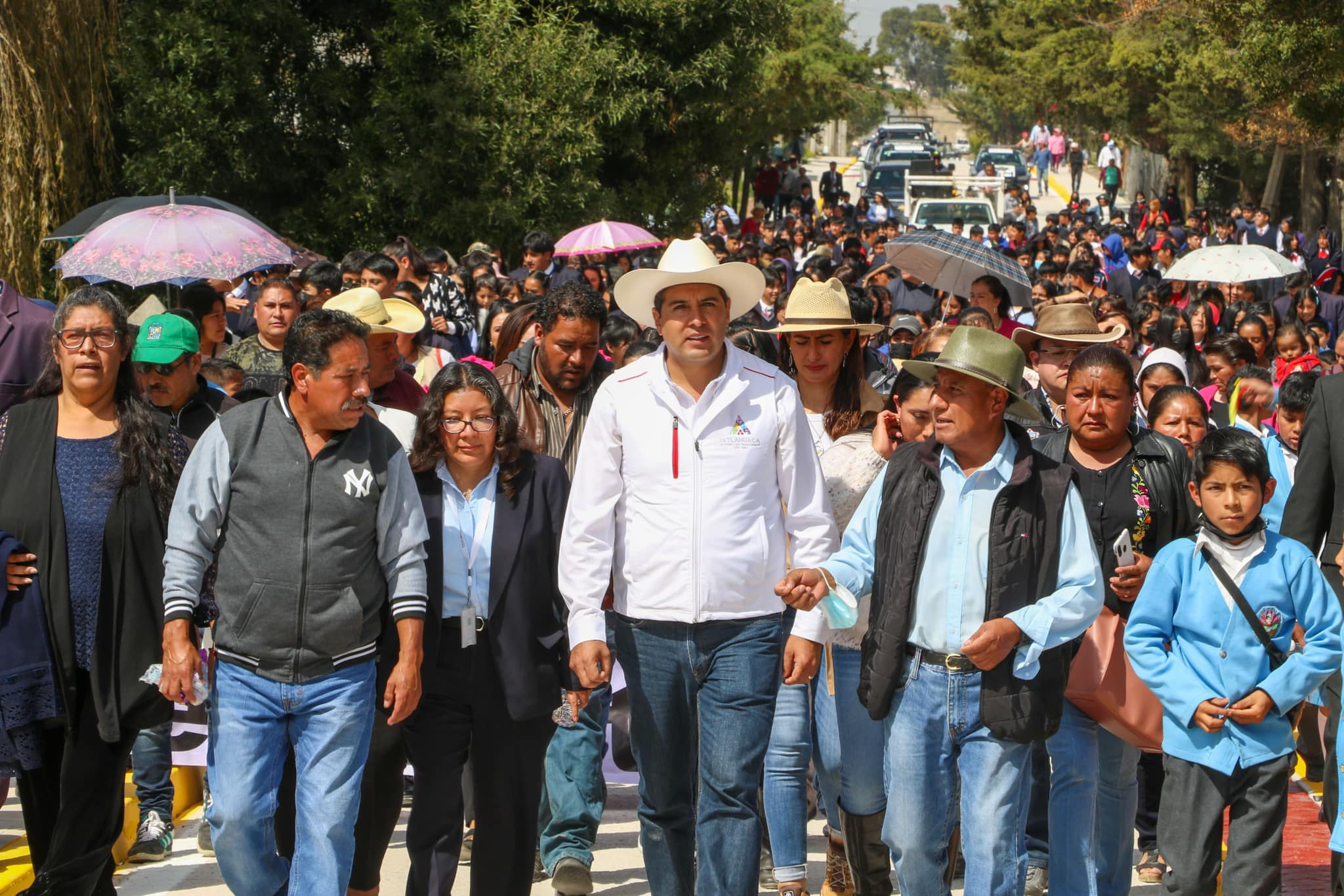 1697660320 427 Esta manana nuestro presidente municipal Abuzeid Lozano entrego la pavimentac