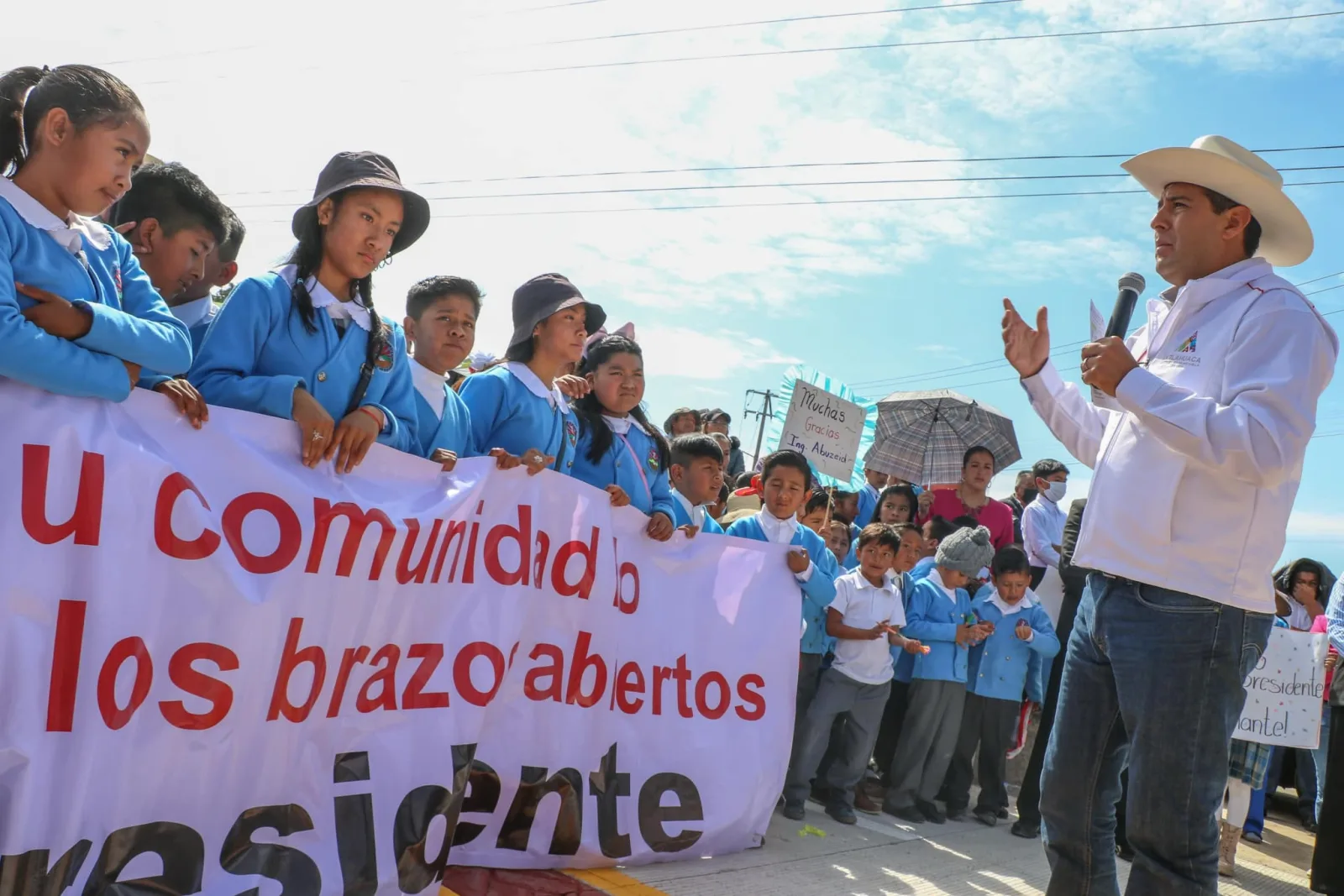 1697660357 Esta manana nuestro presidente municipal Abuzeid Lozano entrego la pavimentac scaled