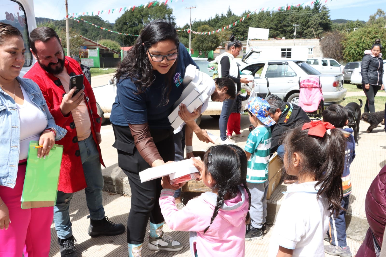 1697663683 114 El Sistema Municipal DIF encabezada por la Profra Maria Guadalupe