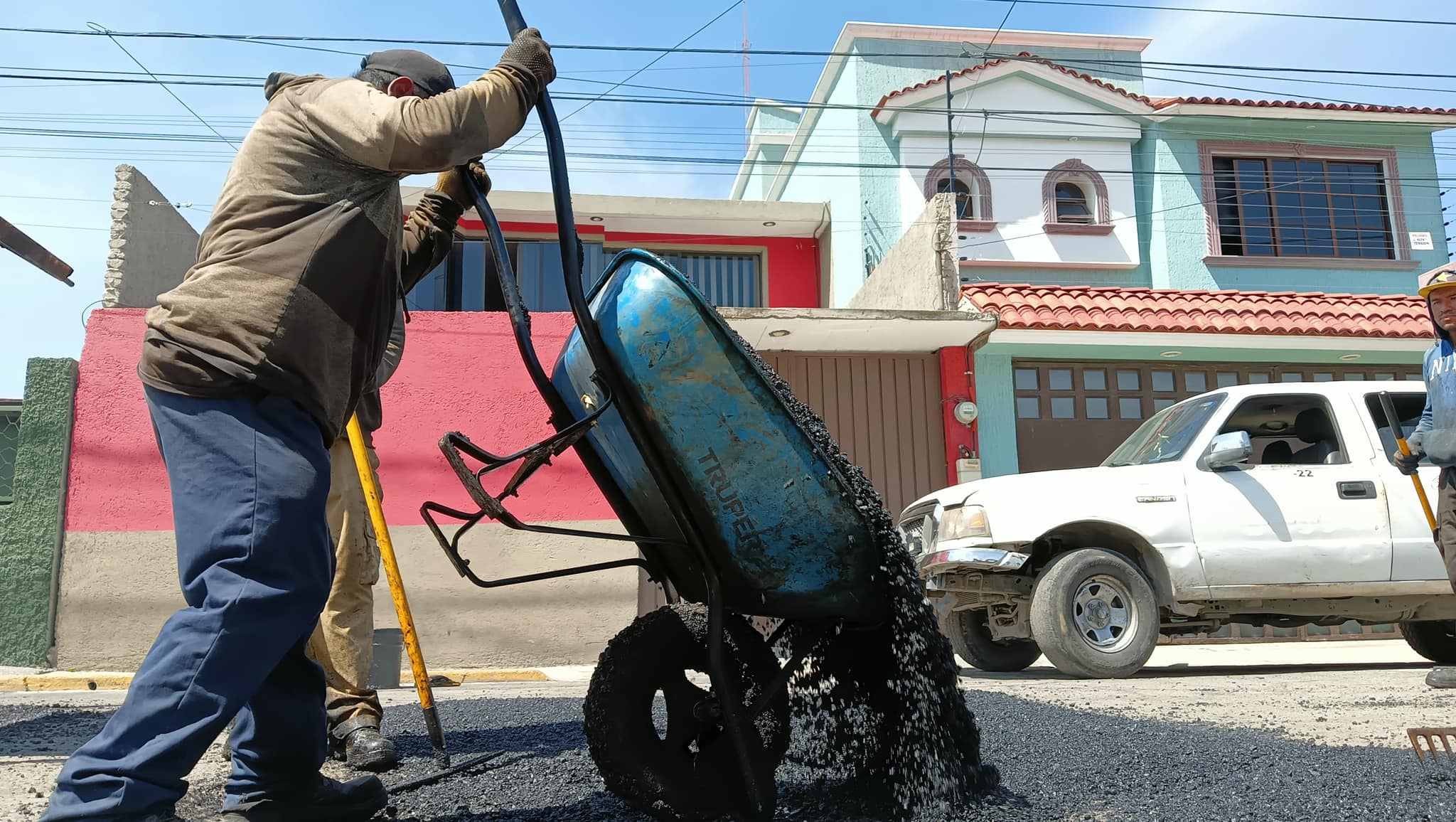 1697663985 14 ¡Vialidades mas seguras Toma precauciones estamos realizando labores de bacheo