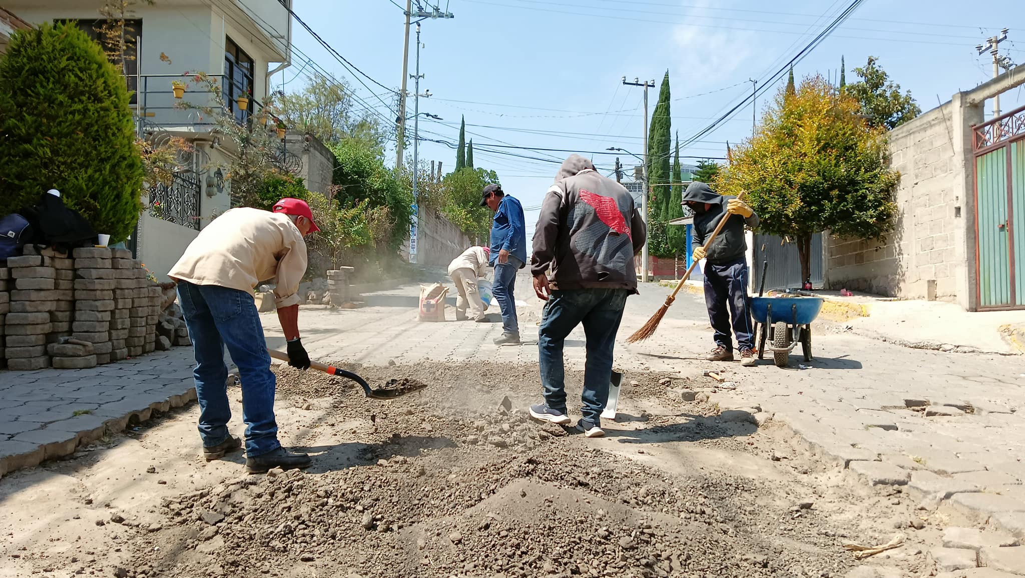 1697671220 652 Personal de Servicios Publicos continua realizando el mantenimiento de adocreto