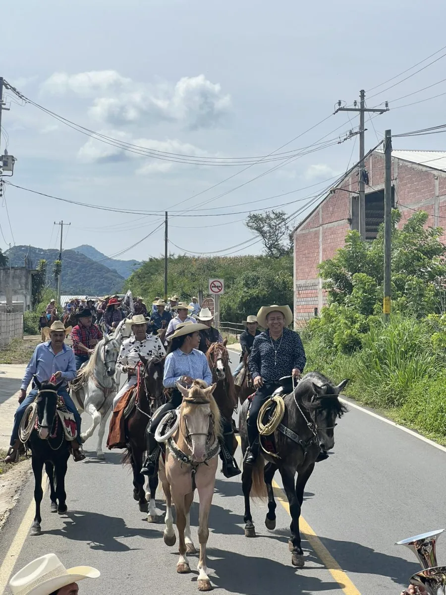 1697671706 584 Rodeado de cientos de caballerangos promoviendo la tradicional cabalgata el