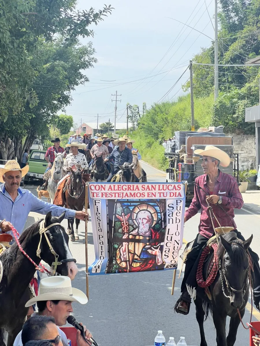 1697671712 555 Rodeado de cientos de caballerangos promoviendo la tradicional cabalgata el