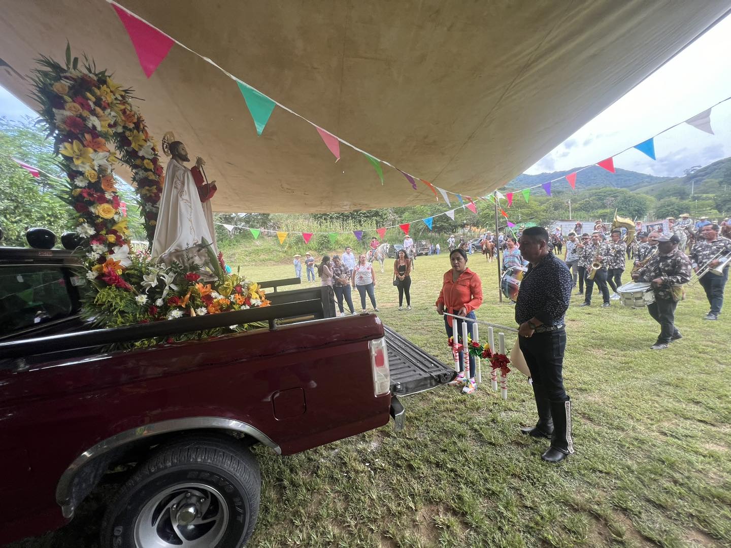 1697671718 381 Rodeado de cientos de caballerangos promoviendo la tradicional cabalgata el