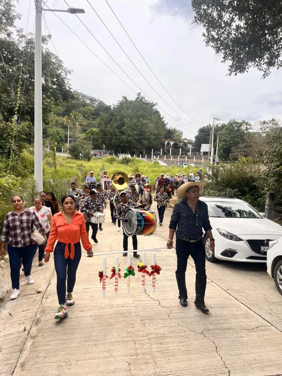 1697671745 Rodeado de cientos de caballerangos promoviendo la tradicional cabalgata el