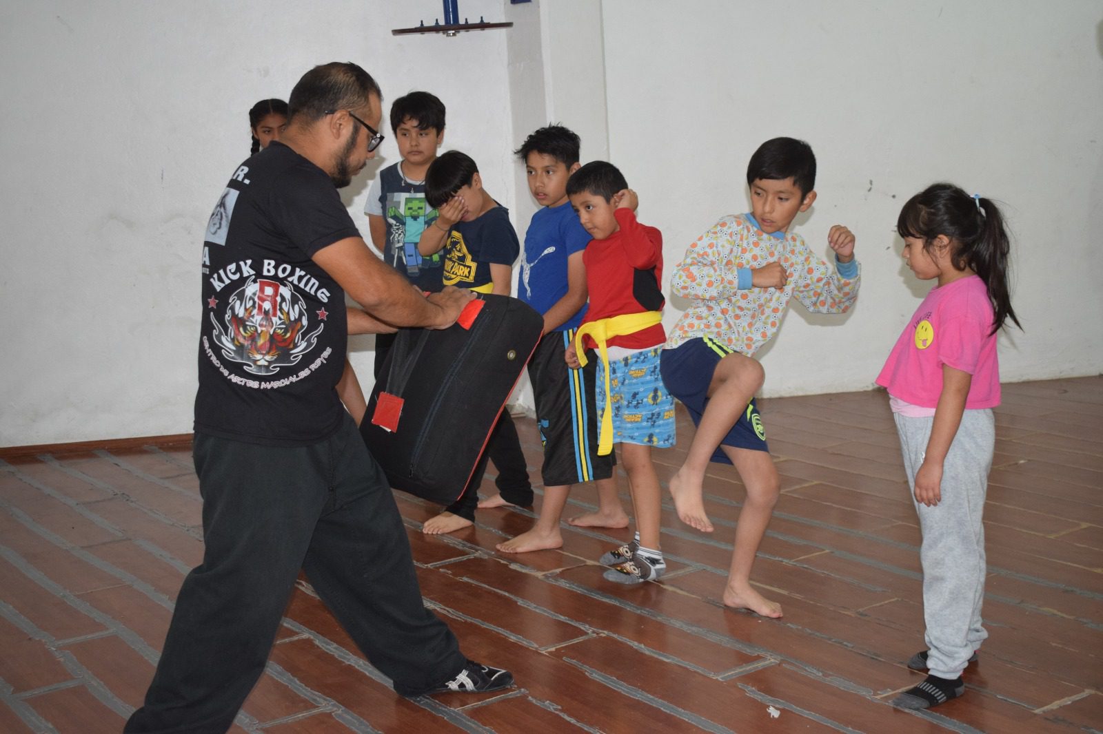 1697745158 80 ¡Ven y descubre la disciplina del kickboxing en nuestro taller