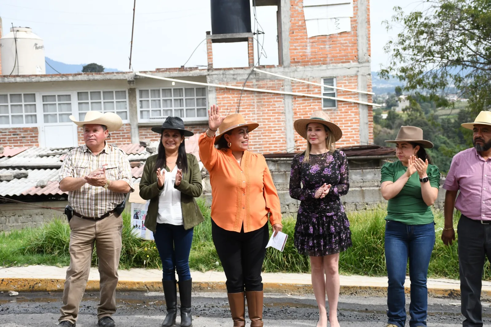 1697746148 En marcha la rehabilitacion con mezcla asfaltica de la carretera scaled