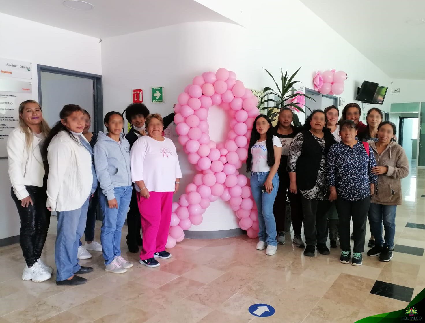 1697756658 354 Las participantes del curso de decoracion con globos y con