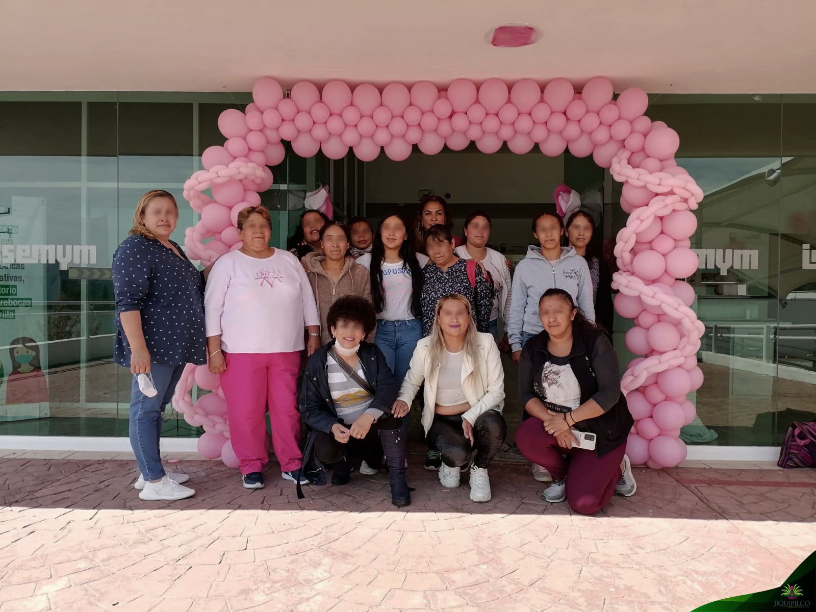 1697756665 537 Las participantes del curso de decoracion con globos y con